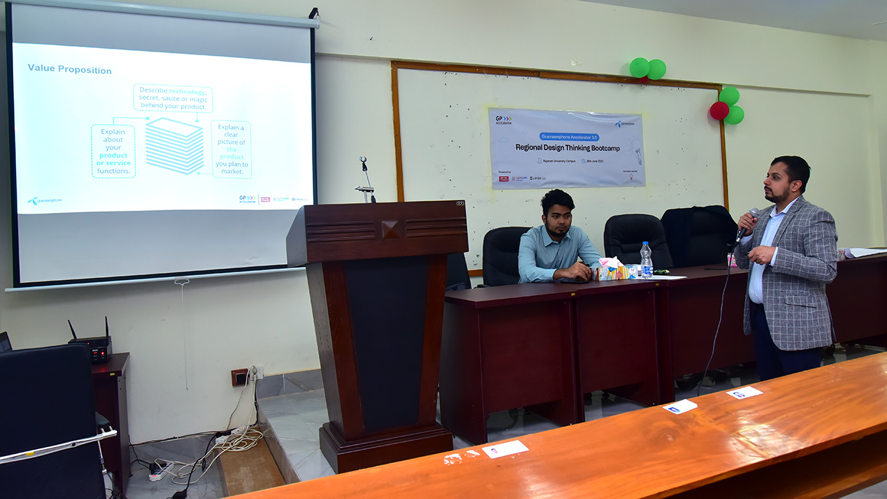 Omar Farhan Khan, Senior Business Consultant at LightCastle Partners conducting Design Thinking Bootcamp in Khulna